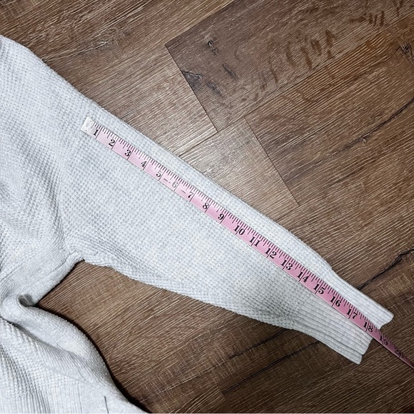 AERIE Cozy Waffle Knit Popover Sweater Light Heather Gray Size Medium - Picture 7 of 7